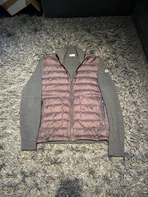 Moncler cardigan - Moncler cardigan   Size: L fits M  Pris: 3999kr   Skick: 9/10 
