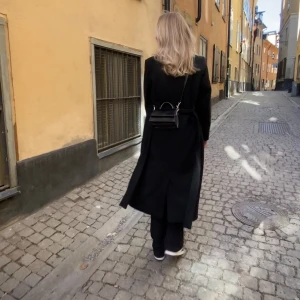 Svart kappa  - Svart kappa från Ellos. Säljes då den är lite liten för mig. I fint skick. 