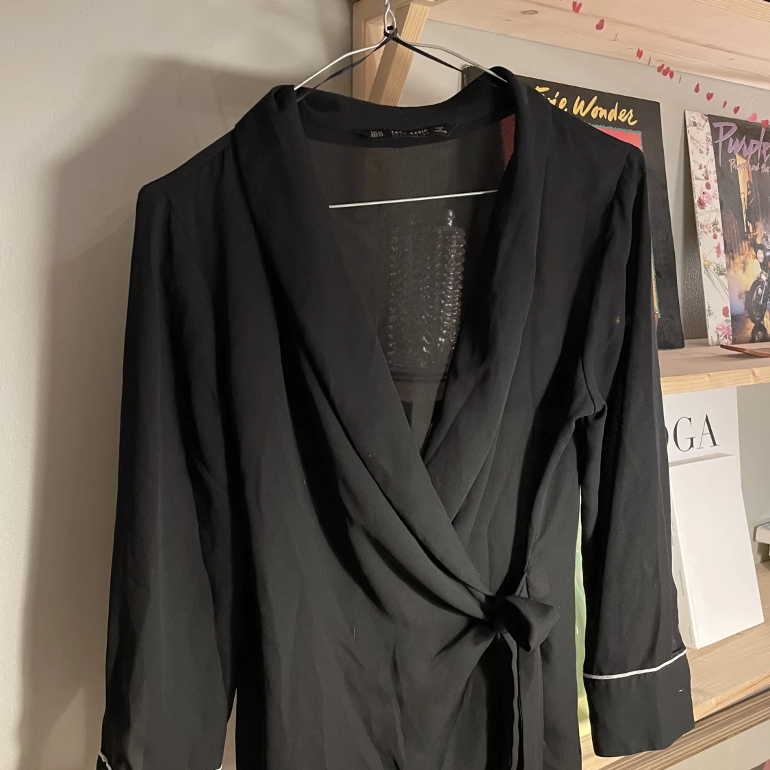 Skjorta med vita detaljer på ärmarna