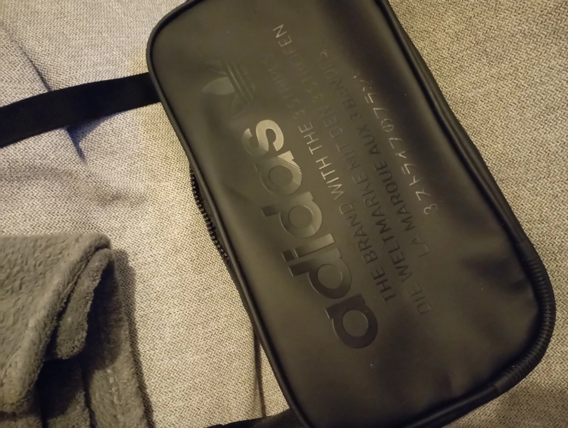 Adidas crossbody väska  - 90