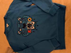 Kenzo tröja knappt använd, (äkta) köpt på Nk i Stockholm ny pris 2500kr pris kan diskuteras 