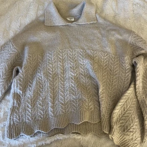 Stickad tröja - Värdens skönaste, använd fåtal gånger. Passar perfekt på XS! Köpt på ullared