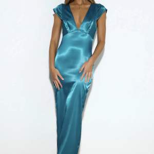 En helt ny ”Looking for style Maxi Dress” från Hello Molly i storlek XS. Superfin blå/grön färg (lite mörkare än hemsidan). Köpt för 1450kr men säljer för 1350kr då jag endast provat den!!!💕⛱🙏🏼😍✨