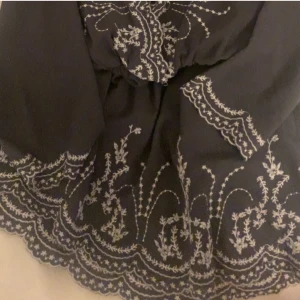 Klänning - Superfin klänning ifrån hm! Marinblå med superfina brodrier 🥰 