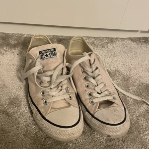 Rosa låga converse - Bra skick, lite smutsiga men inte slitna alls. Skulle kunna tvättas med tål eller slänga i tvättmaskinen   Nypris ca 600