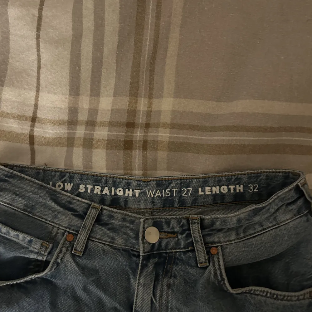 Säljer även dessa jeans från BikBok! De här är lite större och sitter lite baggy på mig 😍 Är i en superfin ljusblå färg och i storlek W27 L32! Perfekt längd för mig som är 170 🤗 Använda ett fåtal gånger!. Jeans & Byxor.