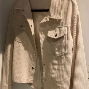 Beige kappa - Säljer min beigea kappa som ha blivit för liten. Köpt på shein och man kanske kan se har den blivit uppriven på ryggen, exakt på mitten. Men jag har sytt ihop rivningen, så det syns inte såå tydligt. Fler bilder kan skickas privat. Köparen står för frakt!