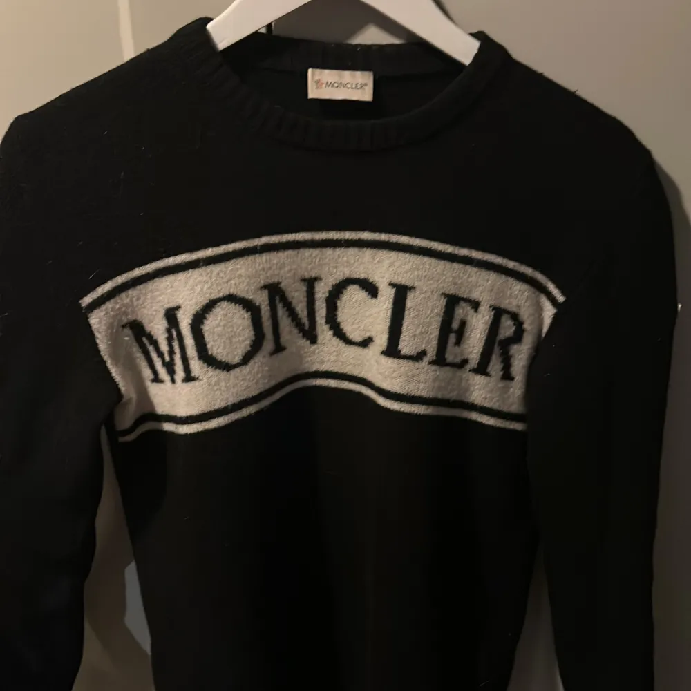 En riktigt snygg moncler tröja, ny pris är runt 3000 kr. Köptes i moncler butik för cirka 2 år sedan. Skick 9/10. Tröjor & Koftor.