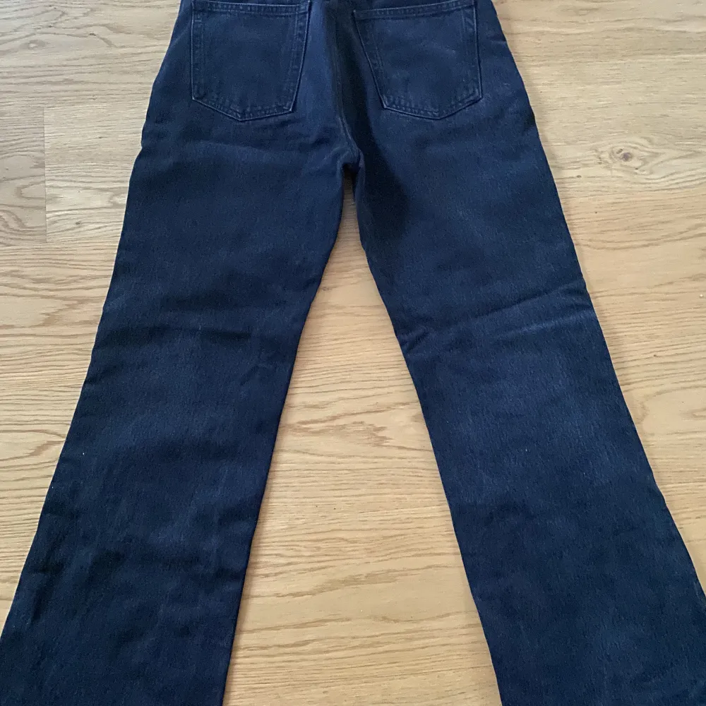 Högmidjade raka jeans i bra kvalitet, går hela vägen ner till marken på mig som är ca 170. . Jeans & Byxor.