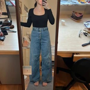 High Waist flare - Super High Waist flare jeans!! Jättesköna 🥰 mycket Tyra skick, förutom att de behövs strykas :) jag är 1,64