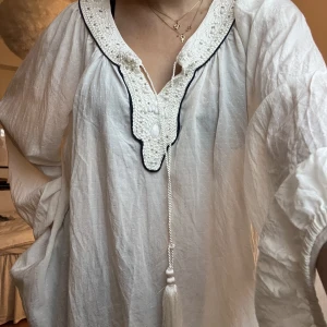 Vit blus - Super söt vit blus köpt på lindex, aldrig använd. Super fint skick🥰🥰