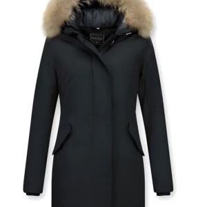 Jacka  - Jacka i gott skick, strl xs. Knappt använd då jag har andra. En svart jacka med beige äkta päls. Inga skador på jackan och sitter väldigt fint på.