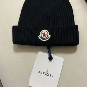 Helt ny Moncler mössa som passar perfekt för den kommande vintern!!! Nfc finns, Scan finns och tags som medföljer! Kan mötas upp i Malmö och frakta 