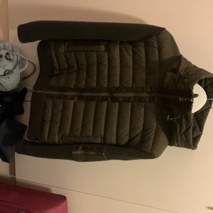 Moncler cardigan  - En Moncler cardigan färg grön storlek m men passar i s 