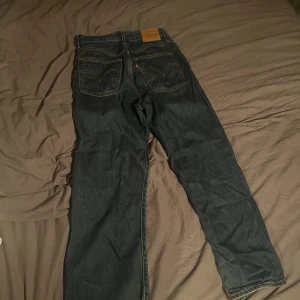 Levis straight leg jeans - Levis straight leg jeans som endast är andvända ett fåtal gånger. Skicket är 10 utav 10. Passar perfekt till dig som är runt 160 cm lång. Nypris ligger runt 1300.