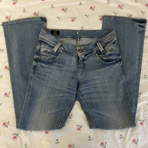 lågmidjade lee jeans - säljer dessa såå snygga lågmidjade bootcut jeansen från lee för att de tyvärr är för stora på mig🩷 köpta på plick men jätte fint skick. perfekta i längden på mig som är 175. midjemåttet är 41 cm och innerbenslängden är 87 cm🩷🩷