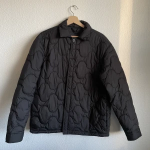 Tunn dunjacka - Tunn dunjacka från HM. Finns en sminkfläck på insidan av kragen, sys inte när jackan är stängd. Annars mycket fint skick🖤