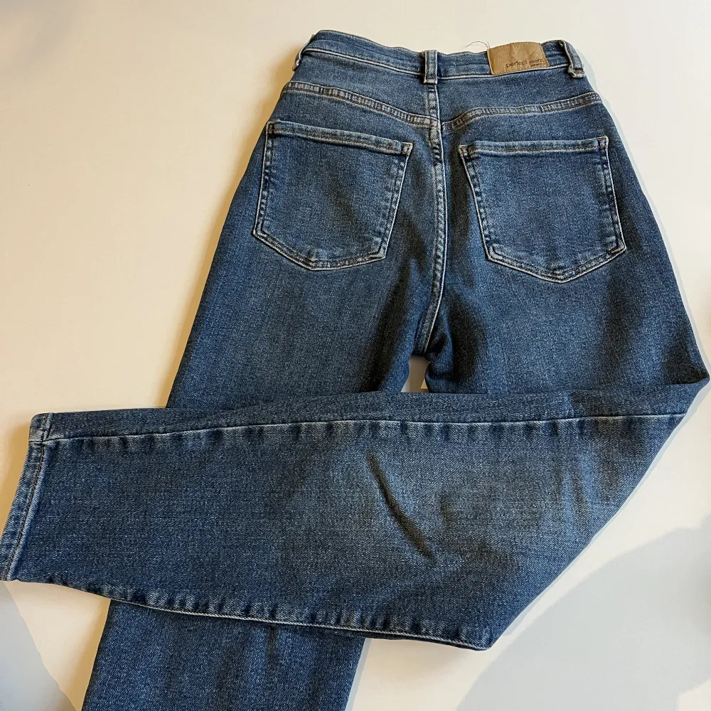 Knappt använda ”ballong” jeans från Gina Tricot i storlek 32 petite.De är även high waist. Men mjukt material av jeans. . Jeans & Byxor.