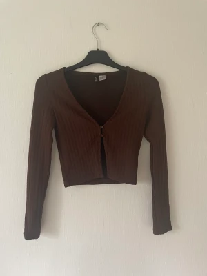 Brun kofta  - Super snygg brun lite tunnare kofta❤️ 70kr+ frakt 