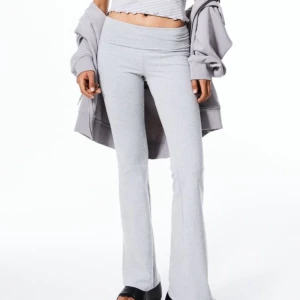 HM populära yogapants i ljusgrå - Populära bootcut yogapants från H&M i ljusgrå✨Fint skick använda fåtal gånger. Jag är 167🥰