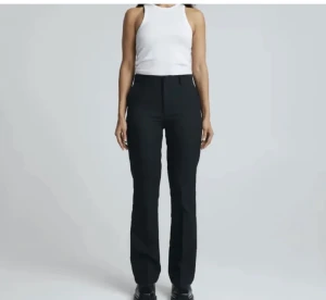 bikbok kostymbyxor - svarta högmidjade kostymbyxor som är straight. köpta för 350kr.