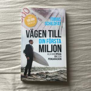 ”Vägen till din första miljon” bok skriven av Tobias Schildfat. Lättläst och informativ bok som har hjälpt mig och många andra att tjäna pengar. Nypris 90kr. MITT PRIS: 40kr