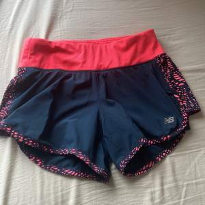 Träningshorts/ tennis shorts i bra skick och stretchigt material! Shortsen har ett par under shorts så man kan röra sig fritt samt förvara tennisbollar där!🎾🎾🤩 Shortsen har snören man kan dra åt och knyta åt midjan samt en ficka med dragkedja för nycklar!