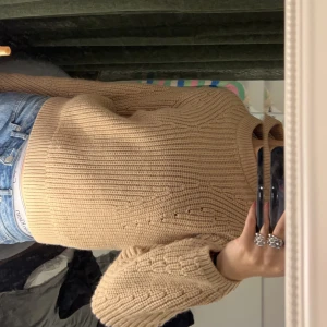 Stickad tröja - Sorry för sen bilder haha blev lite konstig! Men vrid på mobilen så ser de lika bra ut ;) super fin inga defekter🩷🩷