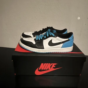 Jordan 1 low  - Jordan 1 low. Använt fåtal gånger,  Cond- 8/10  Pris 1100  Skriv privat vid fler frågor 