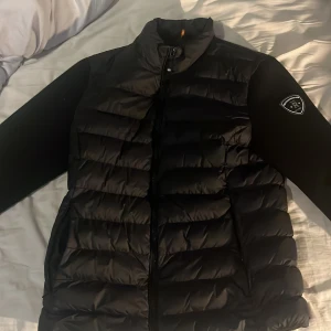 Rockandblue Sweden jacka  - En jacka i 10/10 skick inga fel eller något bara en tunn vår jacka vid pris 1600kr ny. 