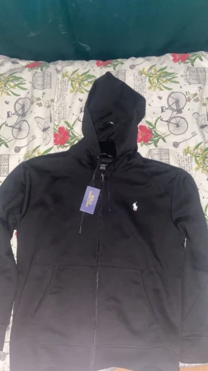 Ralph Lauren full zip svart  - Säljer nu min Ralph Lauren full-zip! Storlek M och passar längder mellan 173-185. Priset är ej hugget i sten. Om ni har funderingar över något så är det bara att skriva!