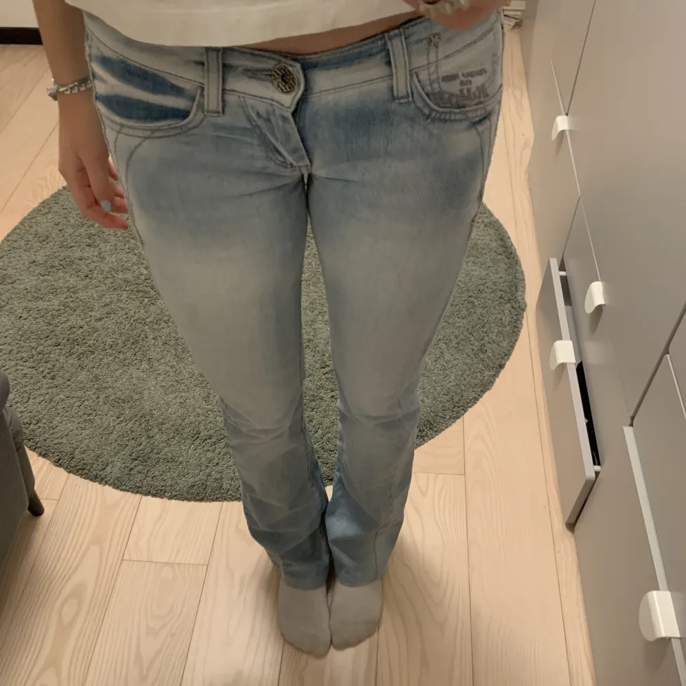 Så snygga ljusblå jeans 💕 säljer då de tyvärr är för små för mig, midjemått 38 cm rakt över, innerbenslängd 77 cm 💕 inga defekter, uppsydda längst ner. Jeans & Byxor.