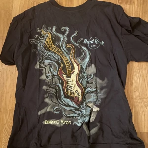 hardrock café tröja  - jättesnygg men är tyvärr inte min stil längre!!