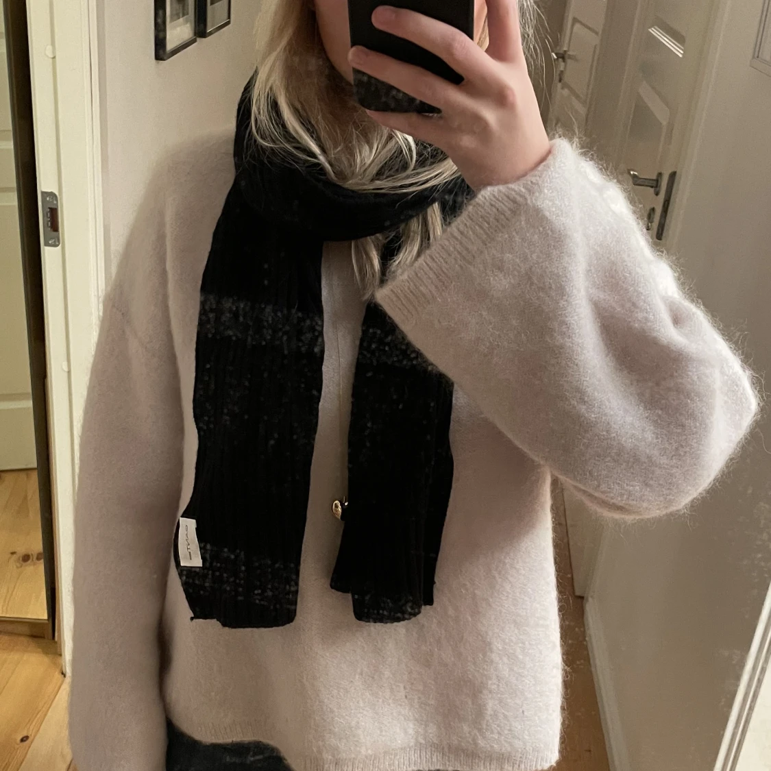 SVART STICKAD HALSDUK FRÅN GANT