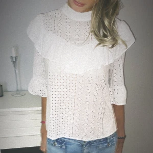 As snygg vit blus - Skit snygg vit blus med volang och mönster💕 