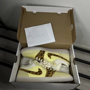 Jordan 1 - Jordan 1 low  Storlek 44.5 Cond 9.5 , 1 gång använda Pris 1400+frakt eller kom pm med bud.