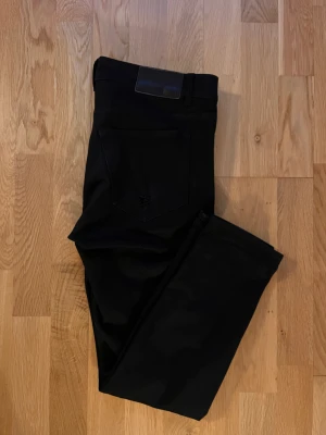 Tiger of Sweden, Jeans  - Säljer ett par ToS jeans i bra skick 7/10 som nya bara ett mindre hål i bakfickan. De är i storlek 31/30 slim fit. Kontakta för fler bilder eller frågor!☺️ Pris går att förhandla. 