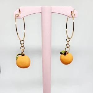 Örhängen  - Superfina örhängen i polymerlera i form av apelsiner! 🍊  Själva hängen är i rostfritt stål och pläterat i guld, nickelfria!  Går att byta till plast eller clips om så önskas!