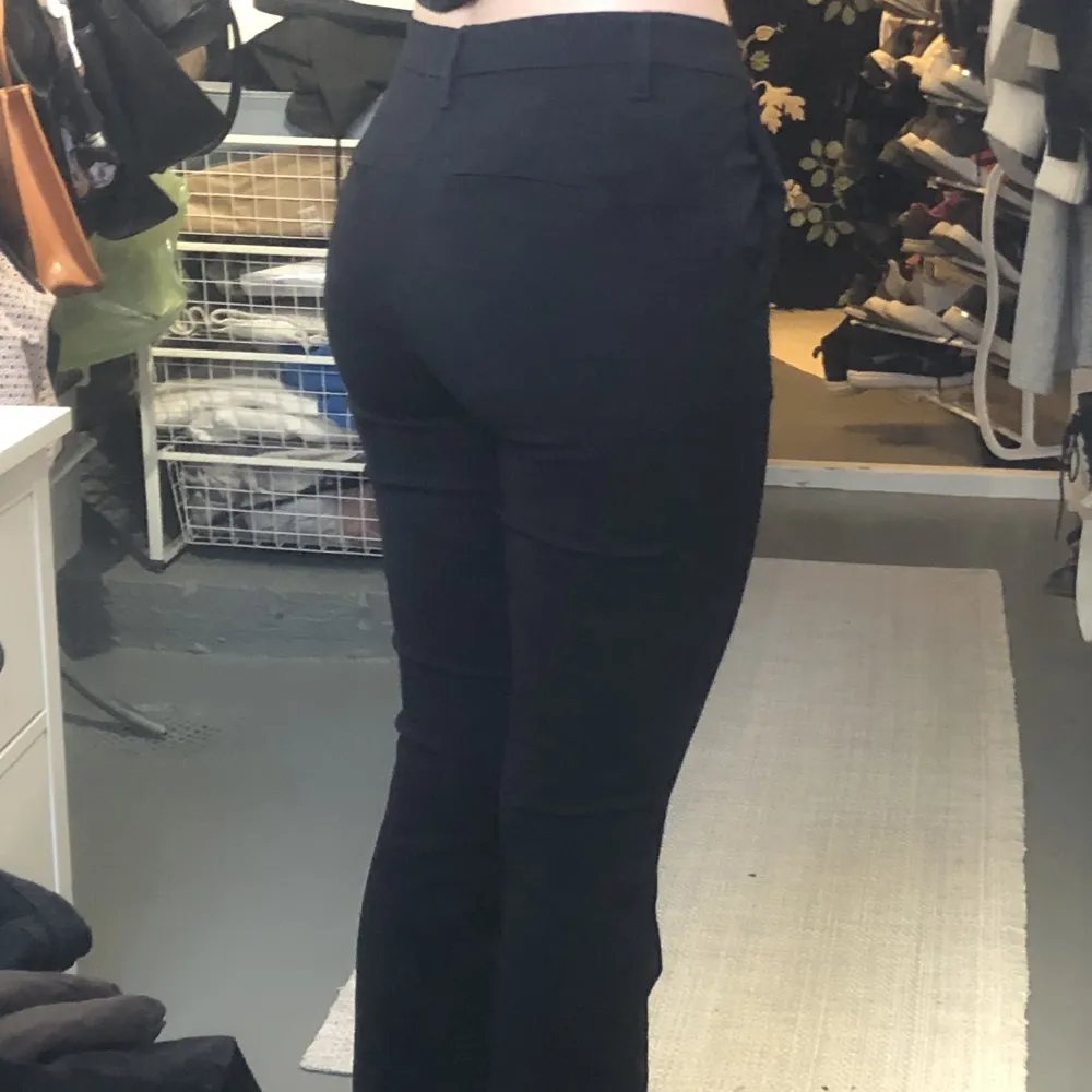Svarta kostymbyxor från Ellos. Nästan aldrig använda och i superbra skick! Storlek 36 och jättebra i längden för mig som är 170 cm☺️. Jeans & Byxor.