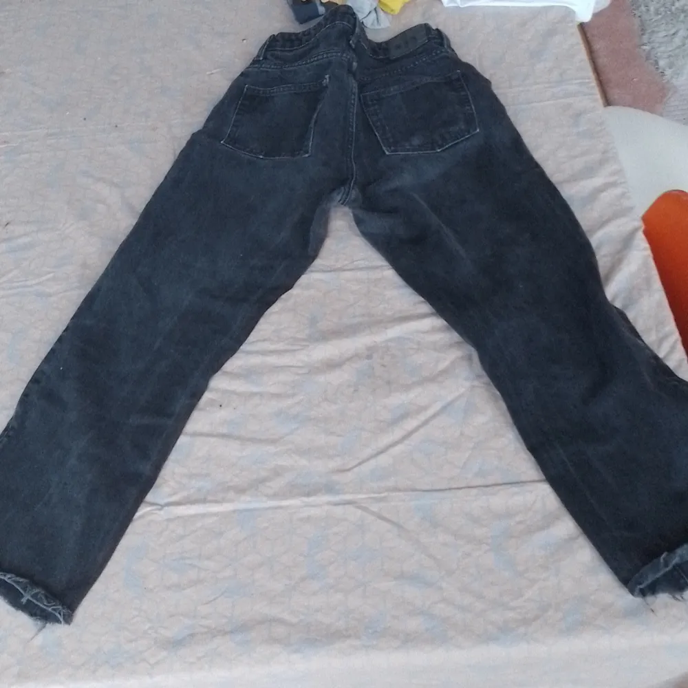 Svarta jeans i bra skick men klippta längst ner för att de var för långa, inga hål och rena.. Jeans & Byxor.