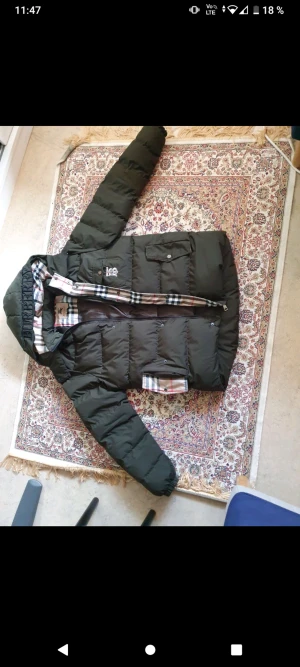 Vinterjacka BurBerry - Varm o skön Vinterjacka utav märket Burberry sällsynt jacka helt ny i sitt skick passar både män och kvinnor 