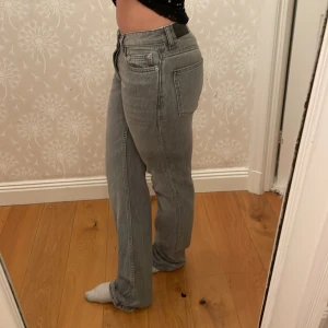 lågmidjade grå jeans - lite mer mot mörk grå hållet lågmidjade snygga jeans sköna och passar till mycket