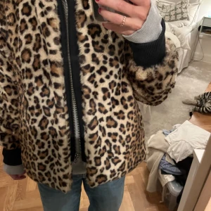 Ganni Jacka - Säljer jätte cool leopard päls jacka! Super fint skick och knappt använd. Nypris är 2000kr 
