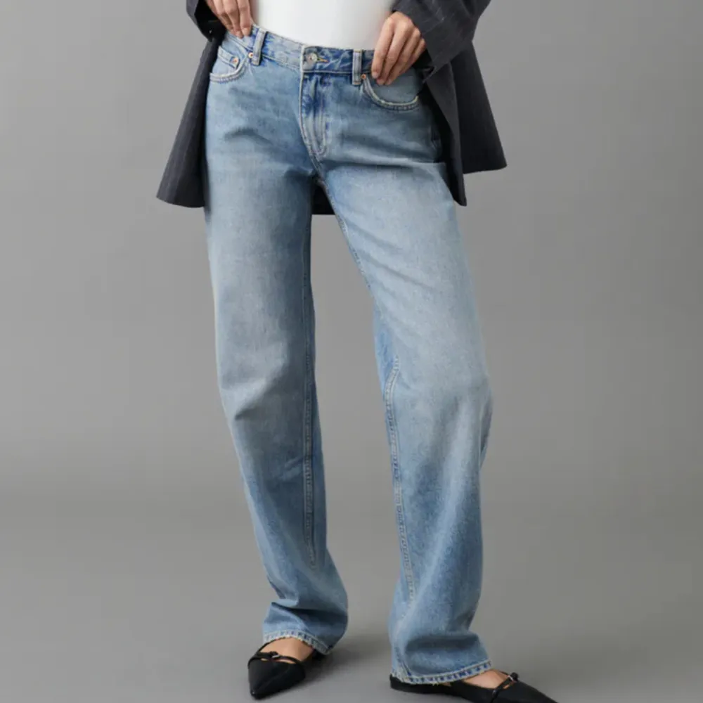 Säljer dessa low straight jeans från gina tricot, då dom ej kommer till användning. De är endast använda ett par gånger💞nypris 499kr. Jeans & Byxor.