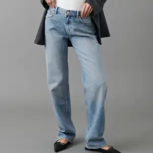 Säljer dessa low straight jeans från gina tricot, då dom ej kommer till användning. De är endast använda ett par gånger💞nypris 499kr