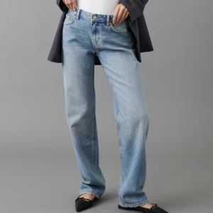 Low straight jeans - Säljer dessa low straight jeans från gina tricot, då dom ej kommer till användning. De är endast använda ett par gånger💞nypris 499kr