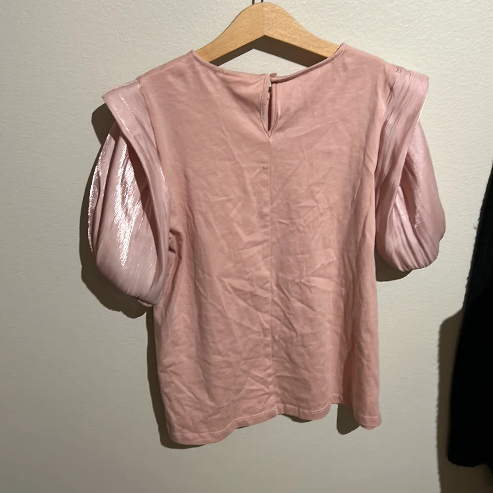 Rosa blus/T-shirt med puffärm i silke🩷storleken är 152 men passar även 158-160🩷. Blusar.