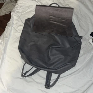 Skinnväska - Bra skick använd 2-3 gånger  Grå aktig  70kr +frakt💕