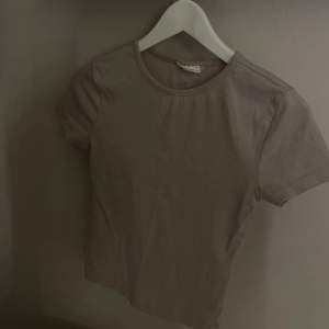 Basic Beige T-Shirt från Ginatricot. Superskönt material. Sällan använda. Storlek: Xs