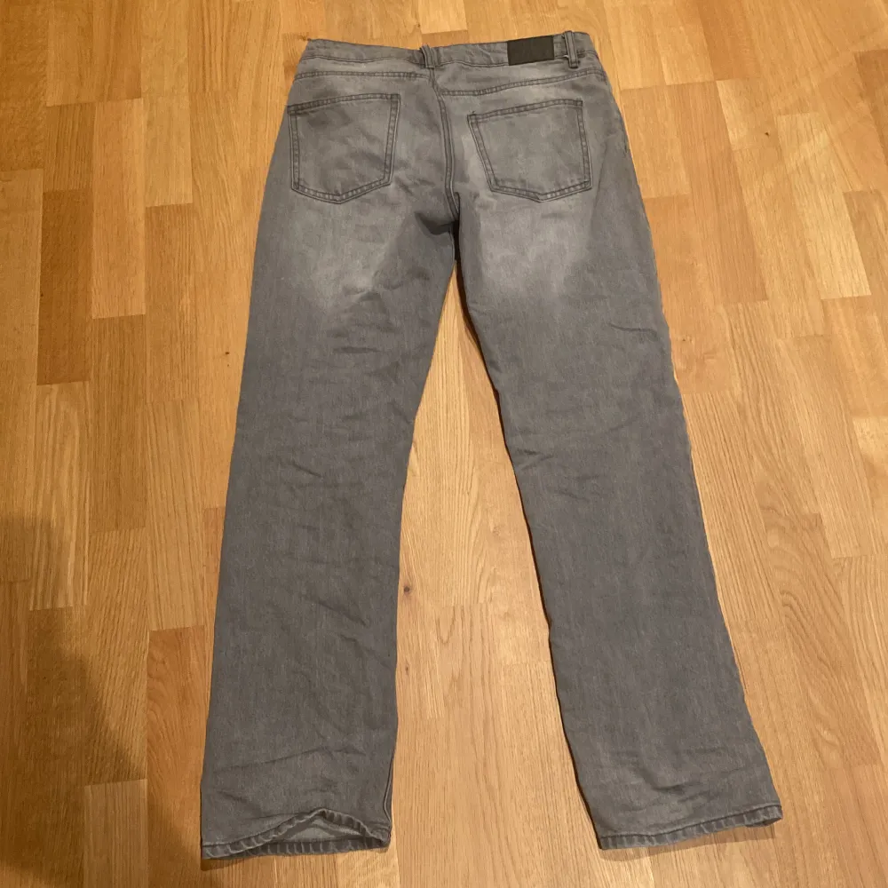 Säljer dessa går lågmidjade jeans från lager157, säljer för att det ej kommer till användning😊. Jeans & Byxor.